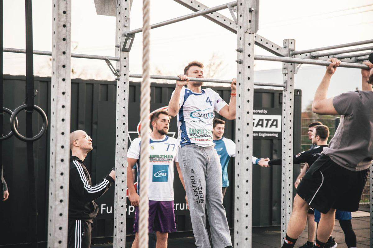 Fitness Outdoor Park in Kornwestheim - FUN Pull Up Challenge -Spenden für die Ukraine - Die SVK Handball Mannschaft ist auch dabei