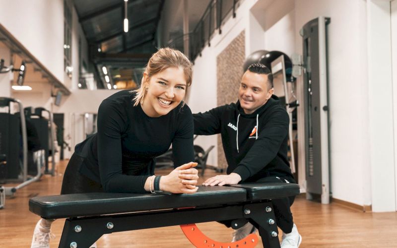 In deinem Wohlfühl-Fitnessstudio in Kornwestheim findest du nur ausgezeichnete und qualifizierte Trainer, die dich bei deinem Trainingserfolg unterstützen (mobil)