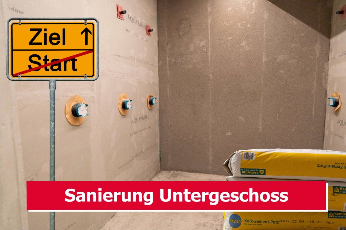 Bauarbeiter mit gelben Helm auf einer Baustelle