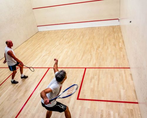 2 Spieler spielen Squash