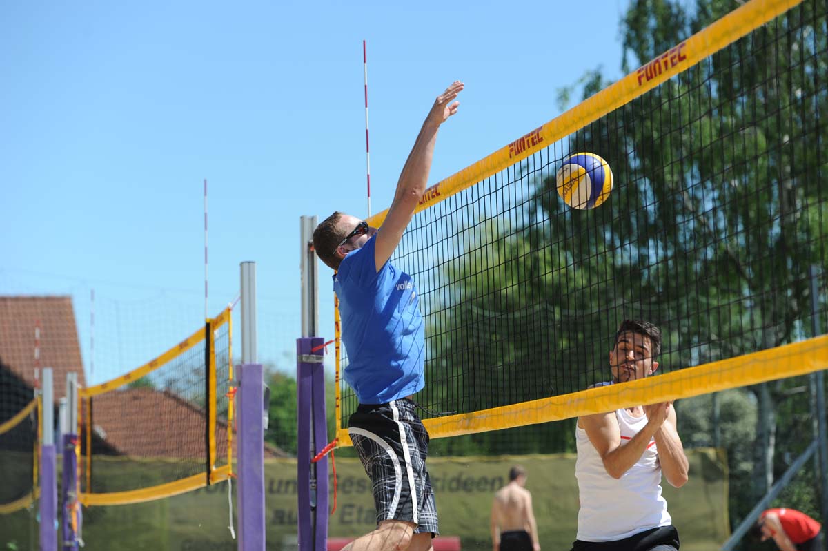 SVK FUNSportZentrum: Beach-Volleyball in Kornwestheim - Spieler geht zum Block