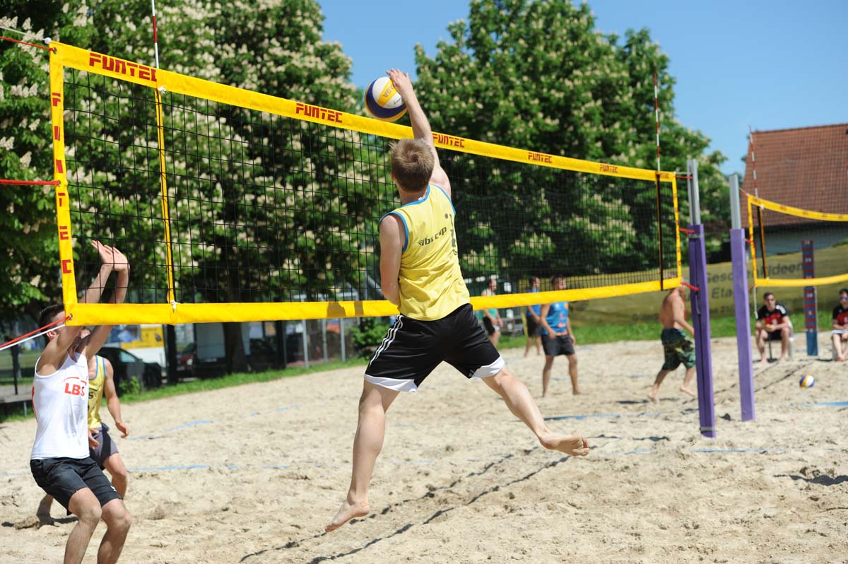 SVK FUNSportZentrum: Beach-Volleyball in Kornwestheim - Spieler schmettert den Ball