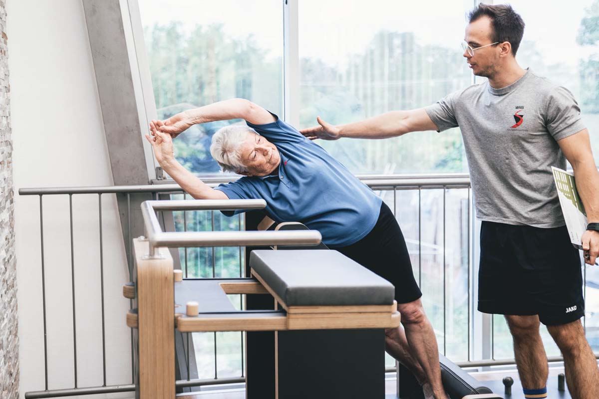 Five Rückenzentrum in Kornwestheim. Willi Kraus betreut Mitglied am Five Gerät