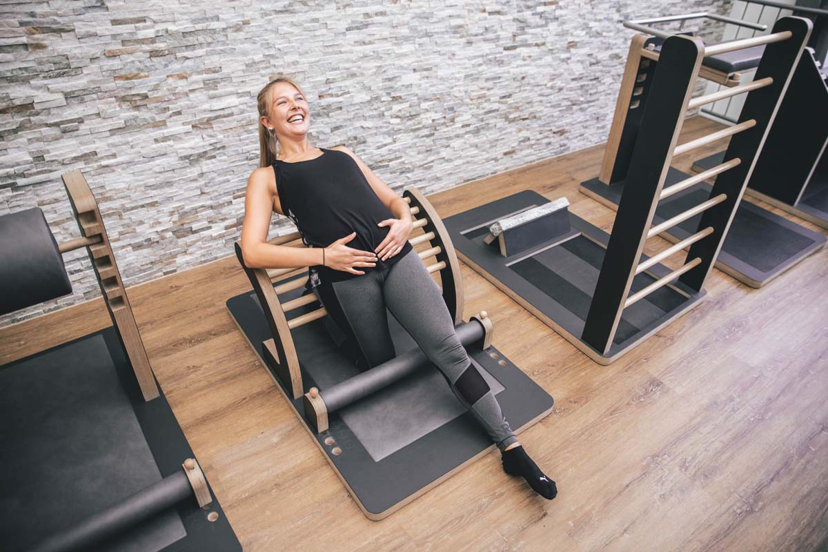 Five Rückenzentrum in Kornwestheim: Mitglied trainiert am Five Gerät