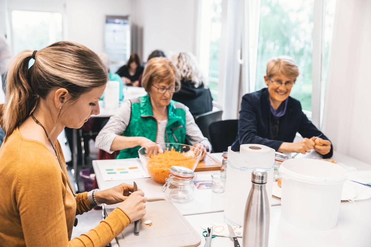 Vortrag Fermentieren von Gemüse mit Dagmar Dautel in Kornwestheim - Frauen am Gemüse schneiden