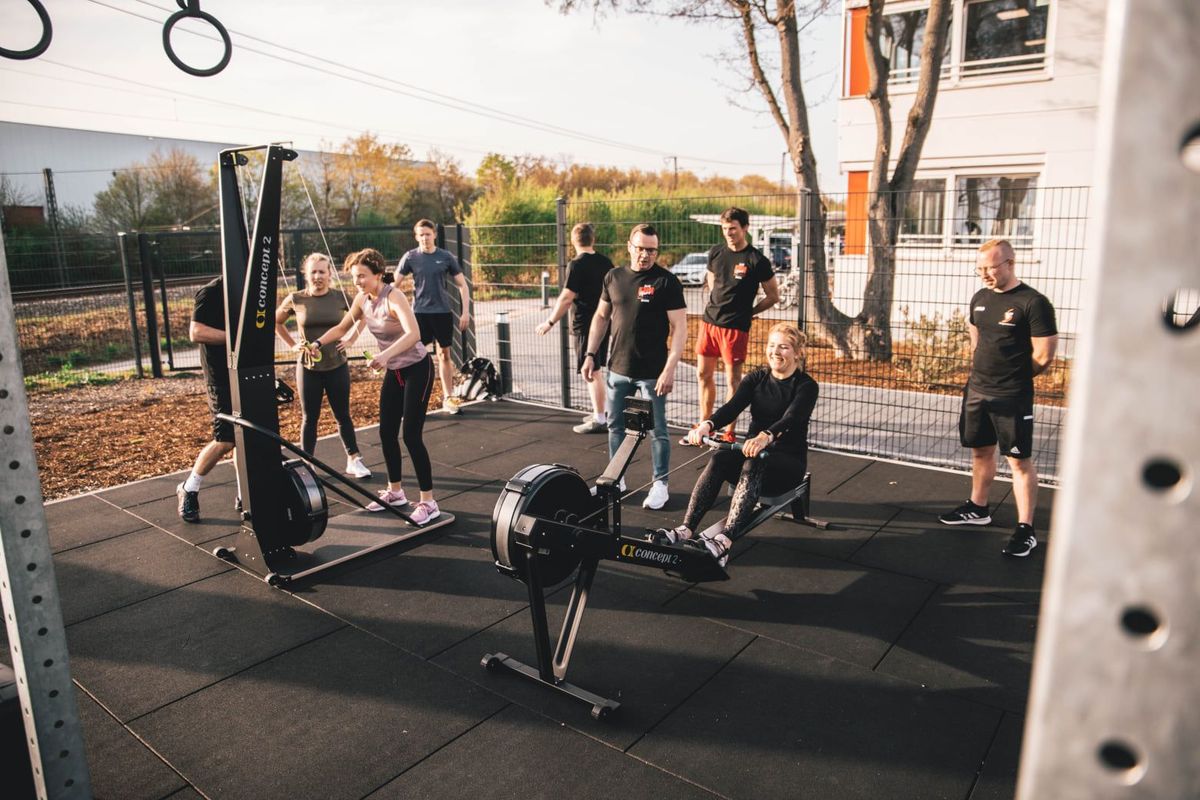 Fitness Outdoor Park in Kornwestheim - FUN Ski- und Row Ergometer Challenge - Unsere Mädels an der Arbeit