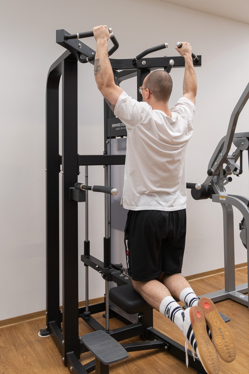 eine person auf dem neuen Gerät optimale Muskelaktivierung