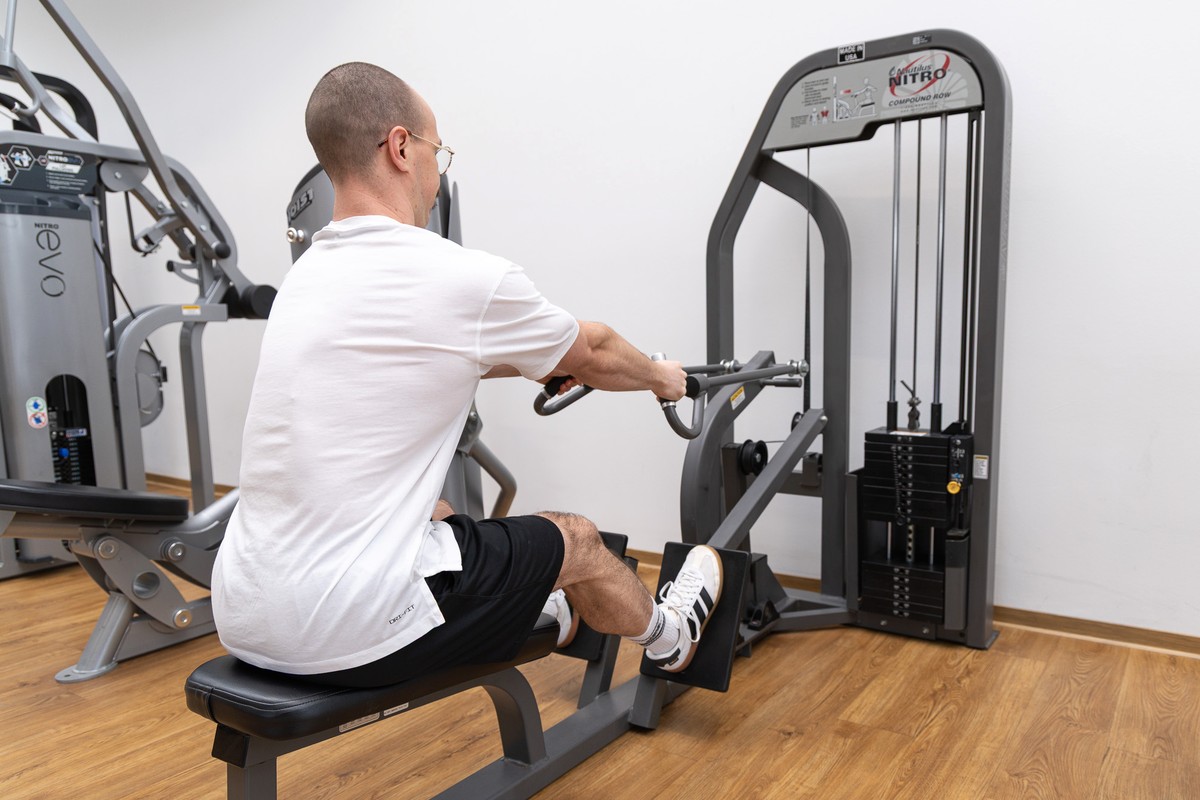 eine person auf dem neuen Gerät optimale Muskelaktivierung optimale Muskelaktivierung