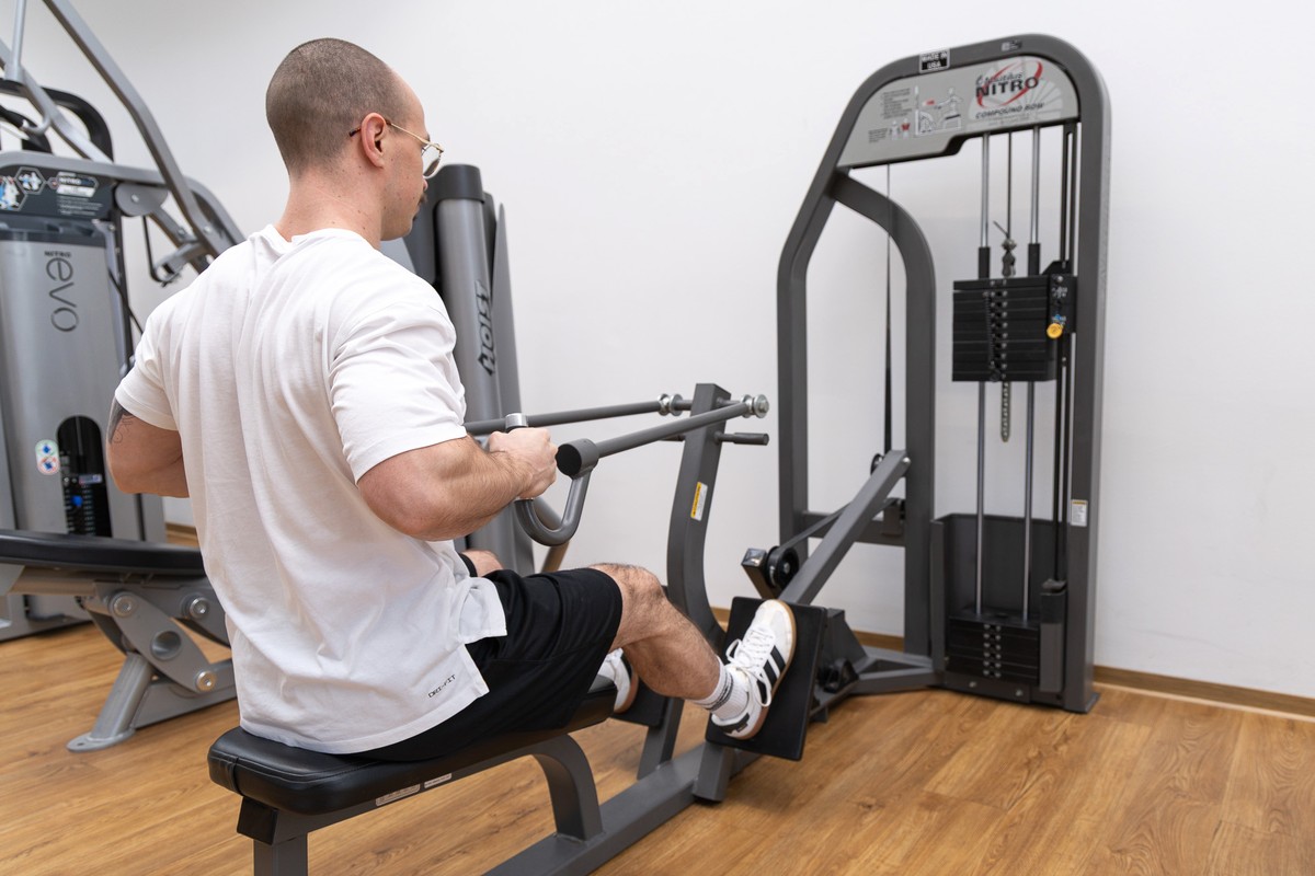 eine person auf dem neuen Gerät optimale Muskelaktivierung optimale Muskelaktivierung