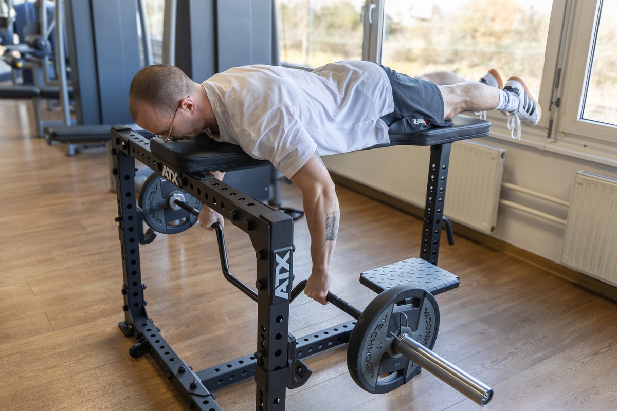 eine person auf dem neuen Gerät ATX Seal Row Bench - optimale Muskelaktivierung