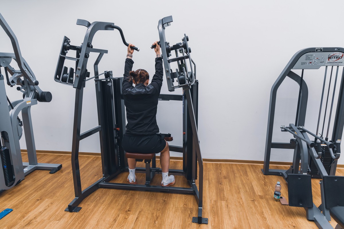 eine person auf dem neuen Gerät optimale Muskelaktivierung optimale Muskelaktivierung