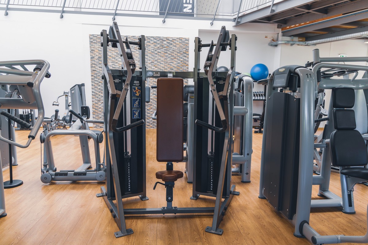 eine person auf dem neuen Gerät optimale Muskelaktivierung 