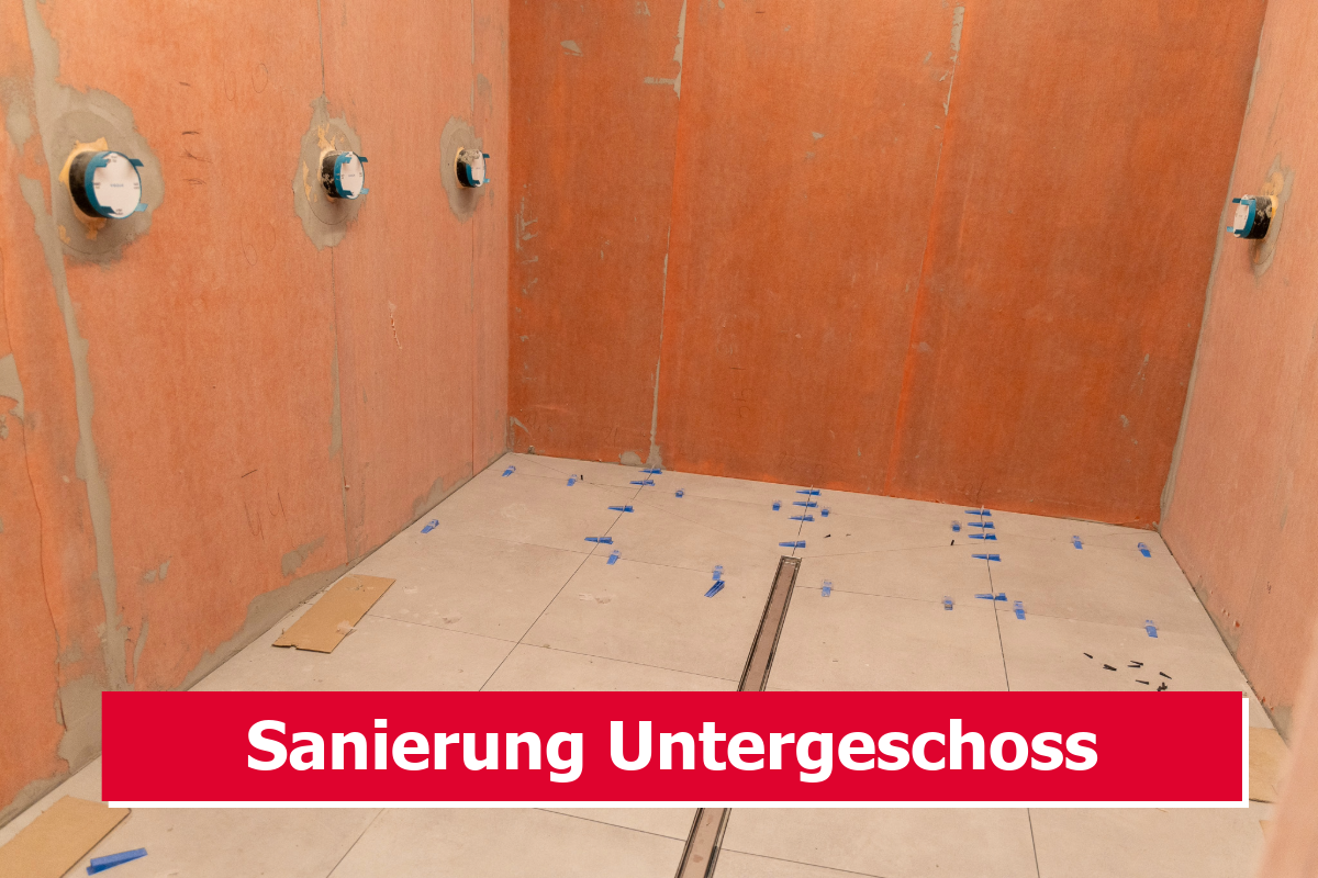 Bauarbeiter mit gelben Helm auf einer Baustelle 