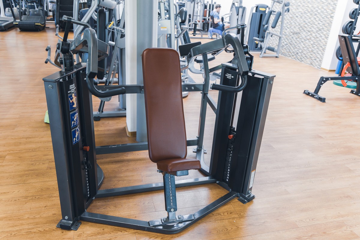 eine person auf dem neuen Gerät optimale Muskelaktivierung 