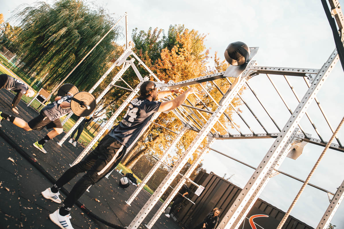 Outdoor Fitness Sportpark im FunSportZentrum Kornwestheim - Fitnesstraining mit den Cougars Football - am Wallball
