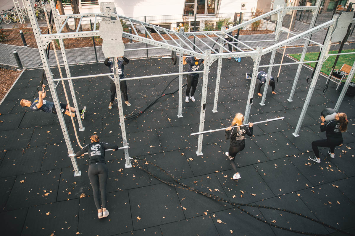 Outdoor Fitness Sportpark im FunSportZentrum Kornwestheim - Fitnesskurs mit den Cougars Football - Training an verschiedenen Stationen