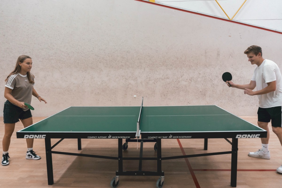 Tischtennis in Kornwestheim: 2 Spieler spielen gegeneinander in der Halle