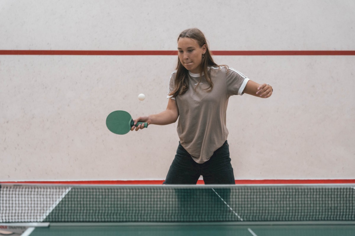 Tischtennis in Kornwestheim: Spielerin spielt den Ball 