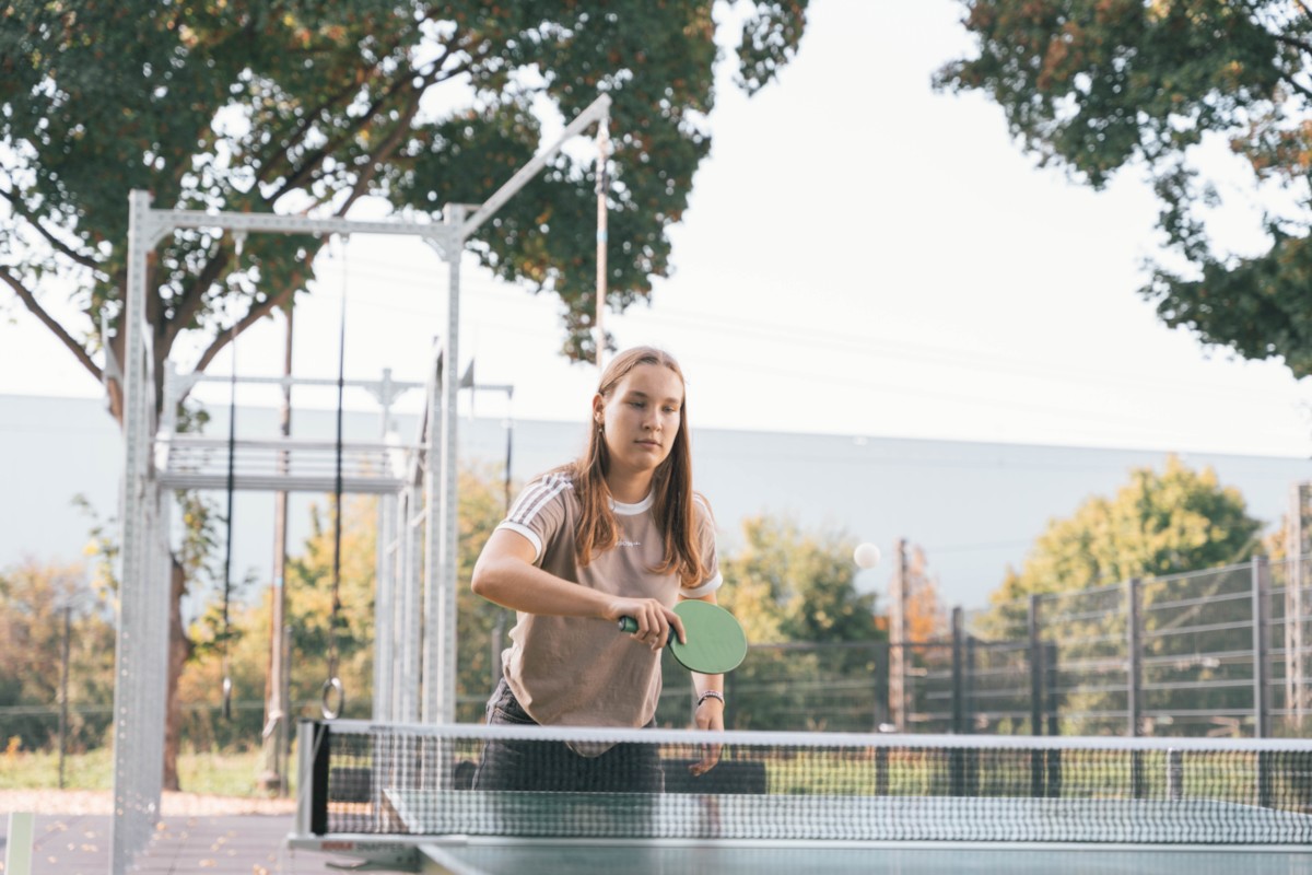 Tischtennis in Kornwestheim: Spielerin spielt den Ball 