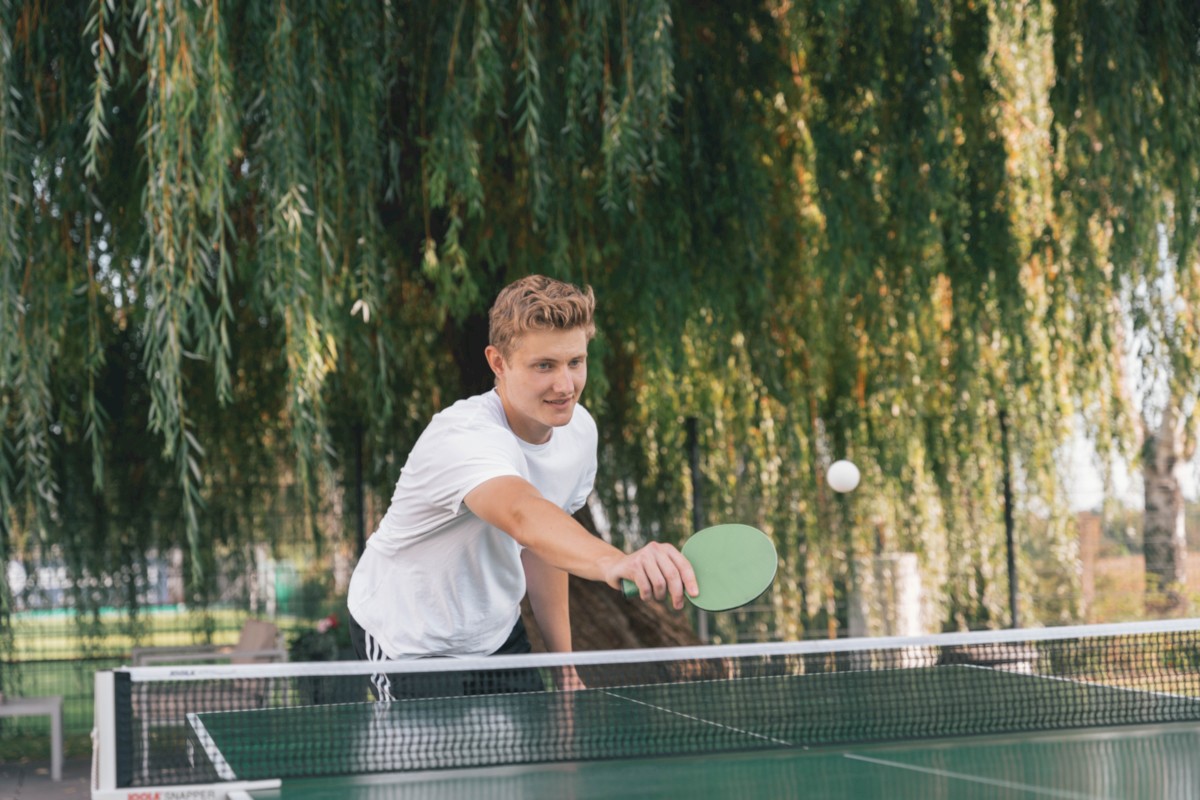Tischtennis in Kornwestheim: Spieler spielt den Ball 