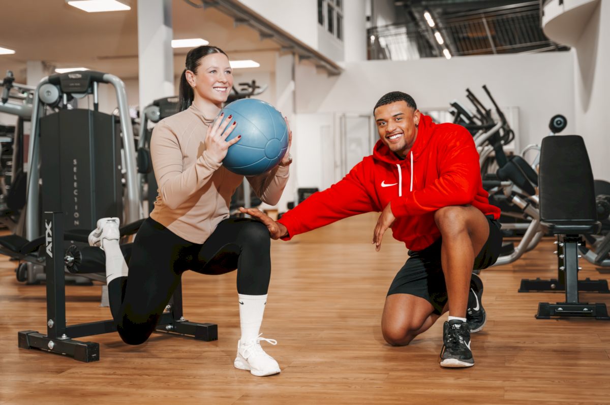 Fitness & Gesundheit Kundin mit Trainer