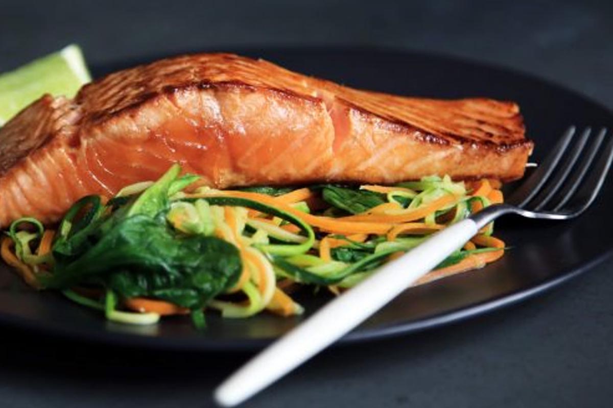 Die optimale Trainingsernährung: Das solltet ihr vor, während und nach dem Training essen - Lachs