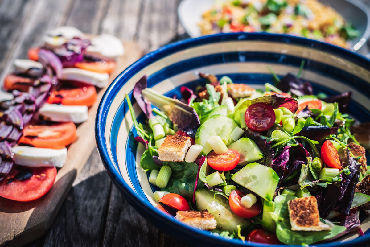 Die optimale Trainingsernährung: Das solltet ihr vor, während und nach dem Training essen - leckerer Salat