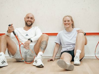 zwei Spieler sitzen auf dem Boden und sehen fröhlich aus