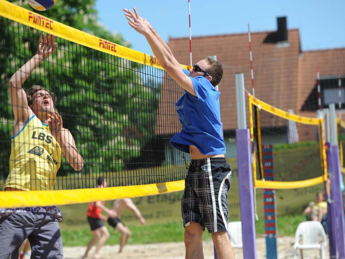 Beachvolleyball in Kornwestheim & Ludwigsburg & Stuttgart - Spieler geht zum Block