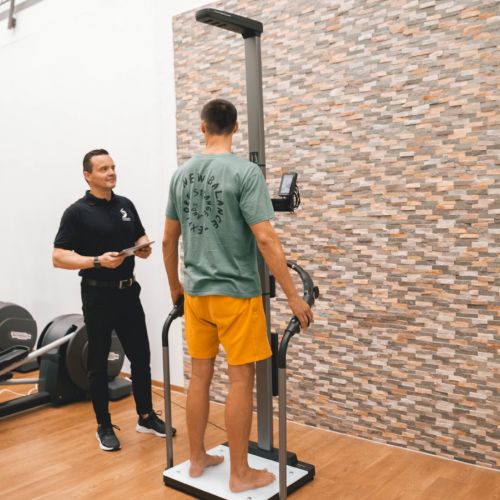 Gesundheitscheck im FunSportzentrum: Trainer führt mit Mitglied eine seca tru Messung durch