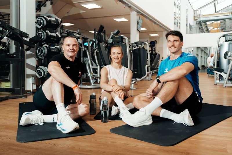 Neujahrsaktion Trainerinin und Kundin mit Teraband