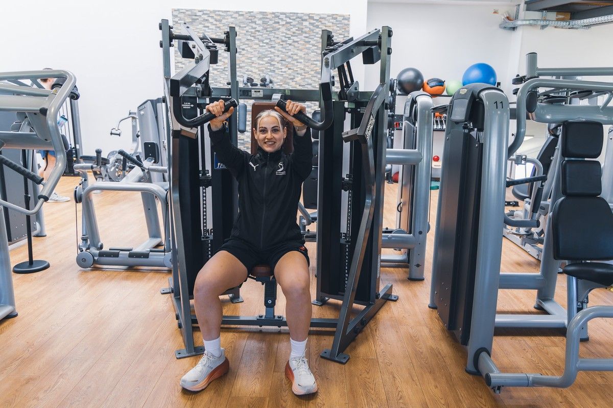eine person auf dem neuen Gerät optimale Muskelaktivierung