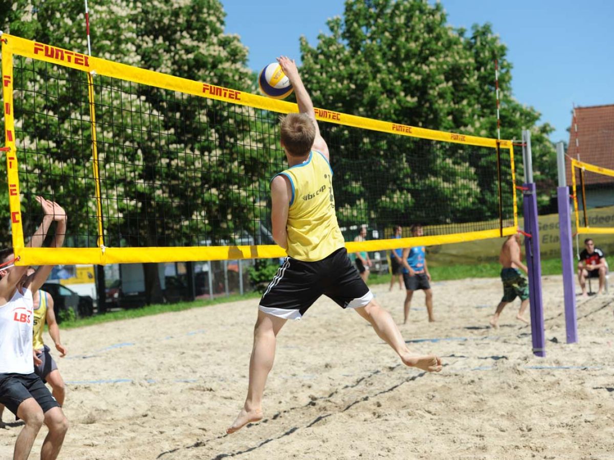 Beachvolleyball in Kornwestheim & Ludwigsburg & Stuttgart - Spieler schmettert