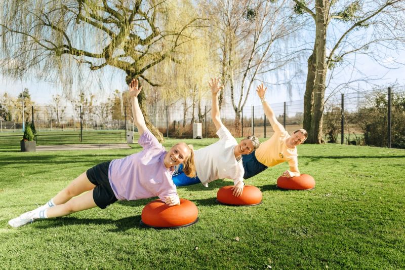 Neujahrsaktion Trainerinin und Kundin auf Steper