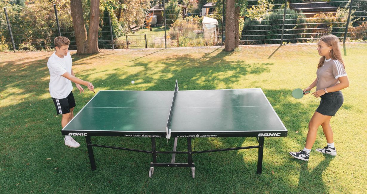 Tischtennis in Kornwestheim: 2 Spieler spielen gegeneinander im Freien
