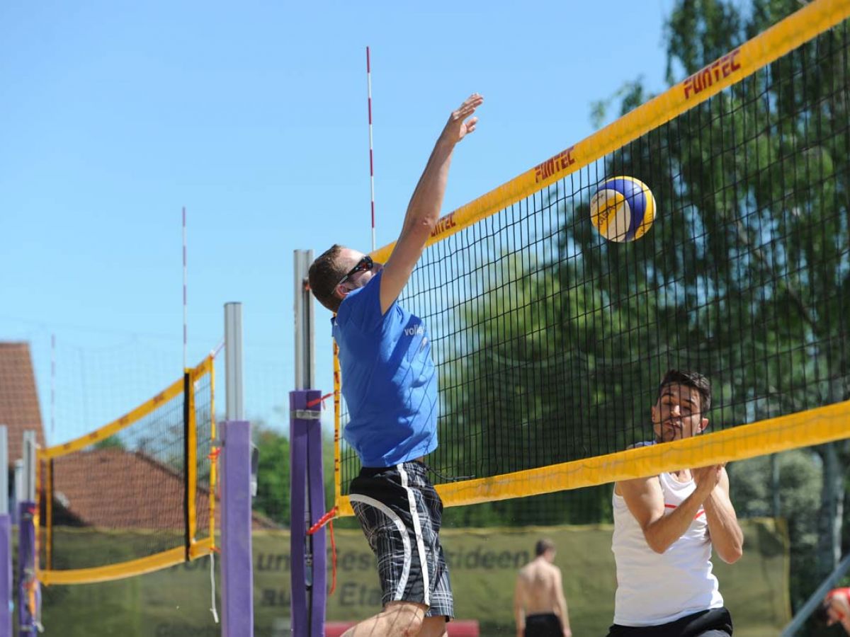Beachvolleyball in Kornwestheim & Ludwigsburg & Stuttgart - Spieler geht zum Block