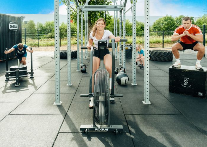 Neujahrsaktion Trainerinin und Kundin in Liegestütz
