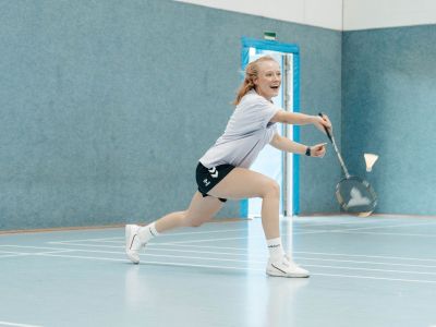 Badminton Spielerin nimt Ball an