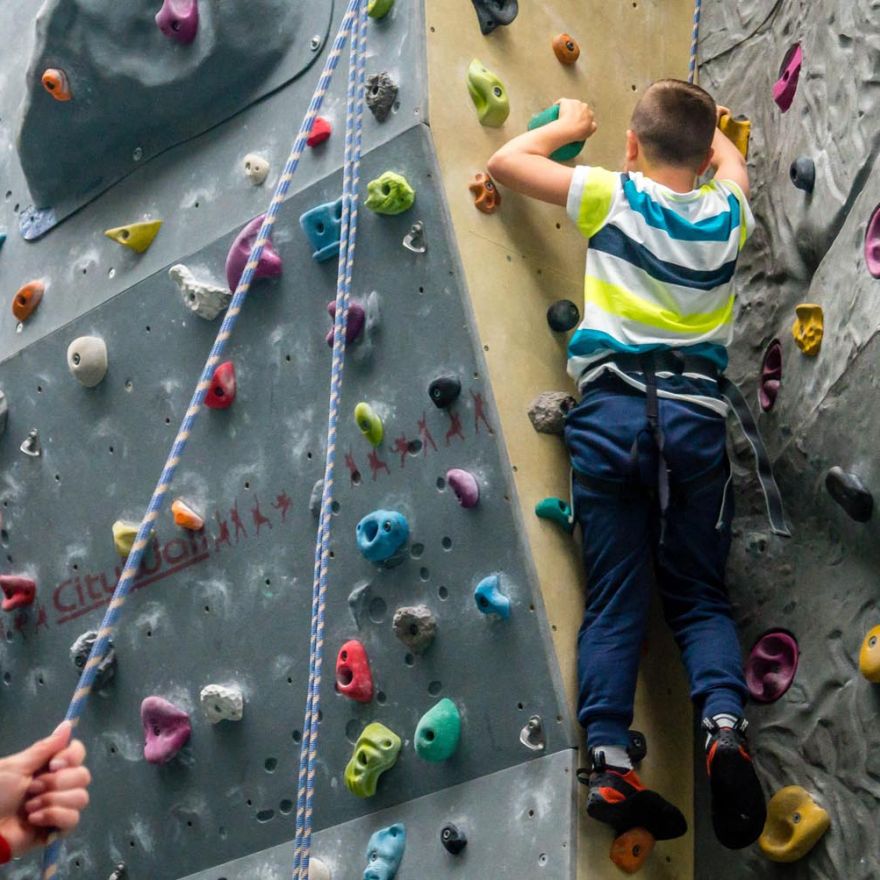 Klettern in Kornwestheim - Kind klettert an Kletterwand