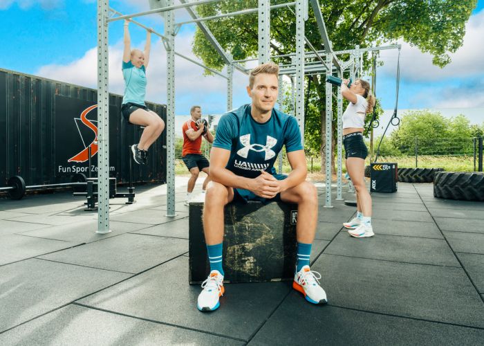 Neujahrsaktion Trainerinin und Kundin mit Teraband