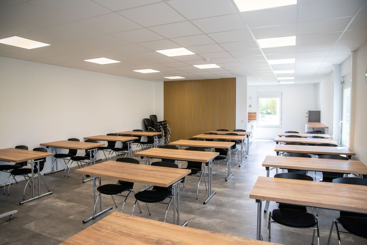 Raumvermietung Ansicht Seminarraum mit Tischen und Stühlen