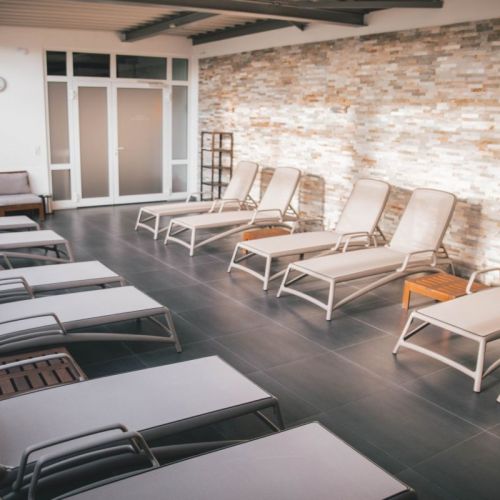 Sauna und Wellness im FunSprtZentrum: Ruheraum mit Liegen