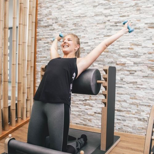 five Beweglichkeitspark in Kornwestheim: Mitglied trainiert an Five-Gerät