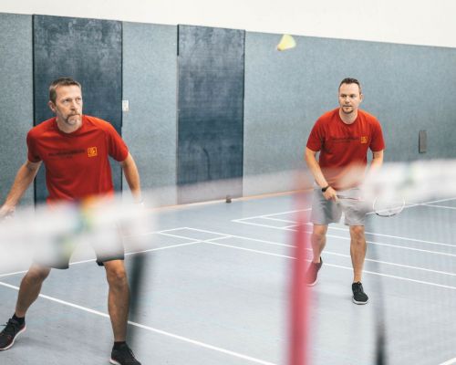 2 Spieler spielen Badminton auf dem Court