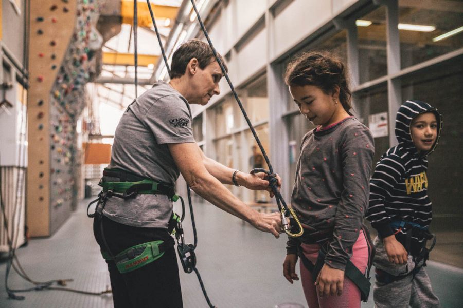 SVK FUNSportZentrum: Klettern in Kornwestheim, Ludwigsburg, Zuffenhausen // Schnupperklettern - Trainerin sichert Kind