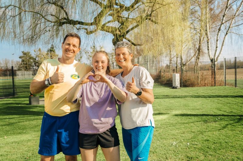 Neujahrsaktion Trainerinin und Kundin in Liegestütz
