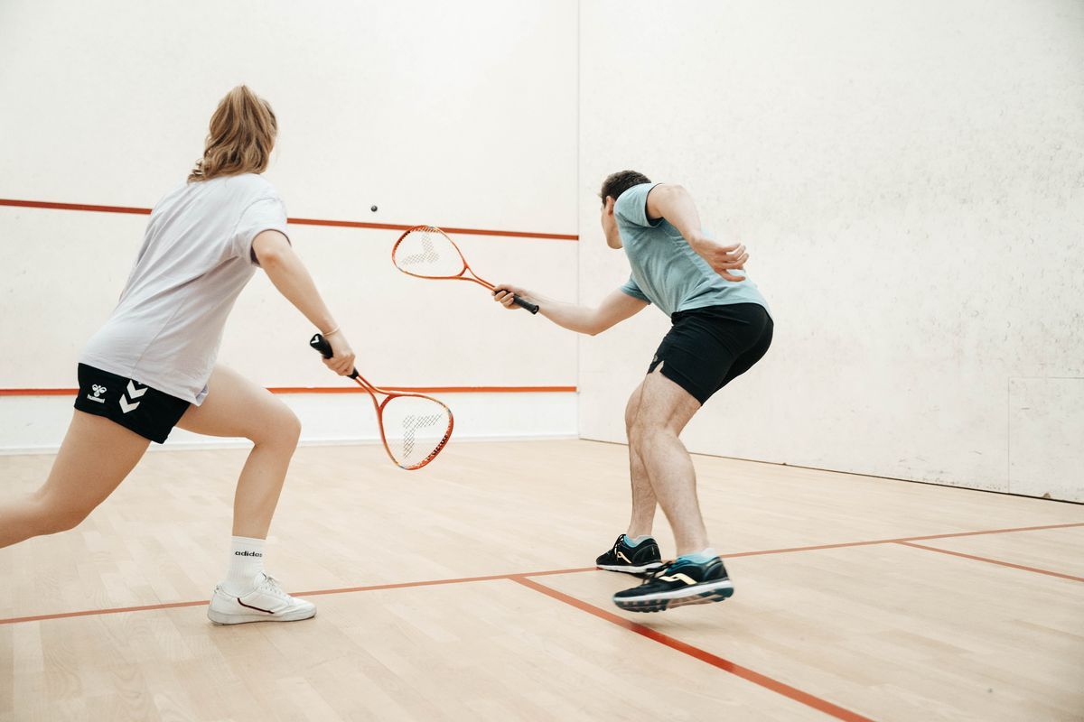 Squash zwei Spielerinnen