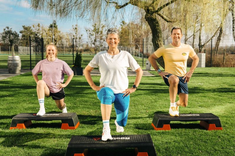 Neujahrsaktion Trainerinin und Kundin mit Teraband