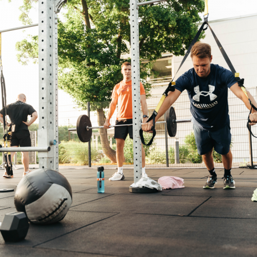 Einzige Outdoor Fitnesspark in Kornwestheim: Mitglieder trainieren mit Geräten