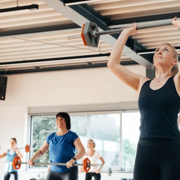 Über 50 Kurse im FunSportZentrum Kornwestheim: Mitglied trainiert mit Langhantel